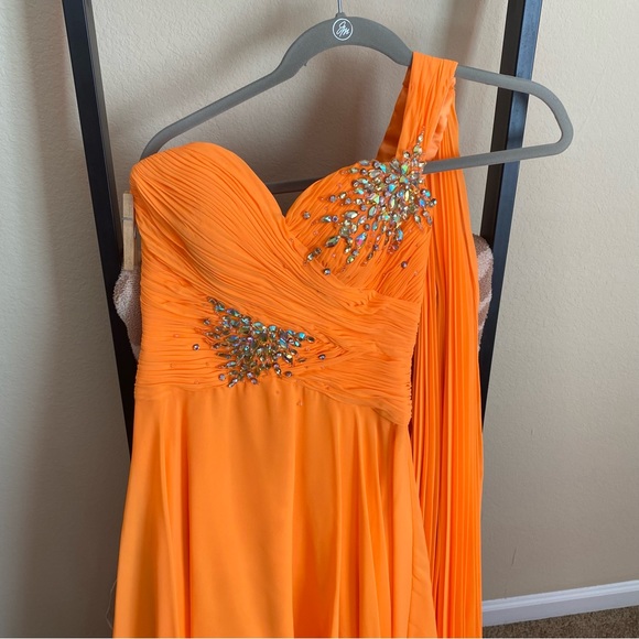 Tony Bowls Evenings Women’s One Shoulder Gown Dress - Picture 3 of 9